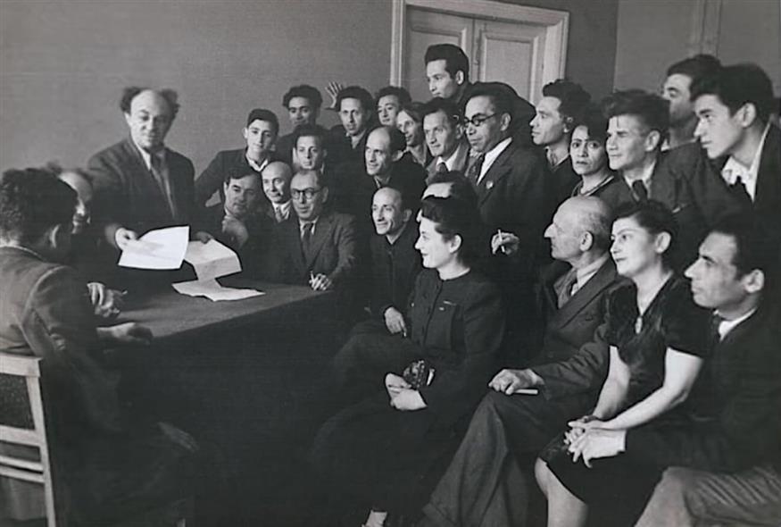 Ο διευθυντής του Κρατικού Εβραϊκού Θεάτρου της Μόσχας, Σόλομον Μίκχολς (όρθιος), ήταν ένας από τους πολλούς Εβραίους διανοούμενους που δολοφονήθηκαν από το καθεστώς του Στάλιν.