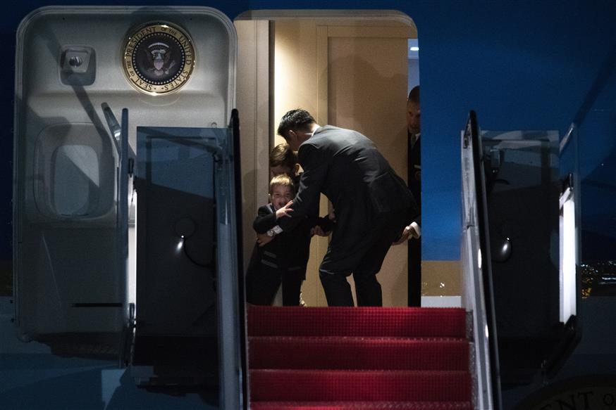 Ο γιος της Ιβάνκα Τραμπ «δαγκώνει» πράκτορα/(AP Photo/Kevin Wolf)