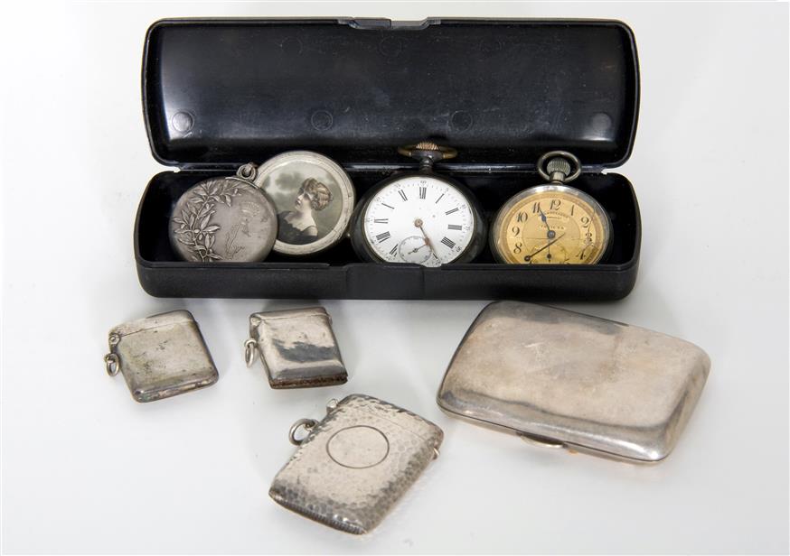 Κοσμήματα, ρολόγια τσέπης, ασημένιες θήκες για σπίρτα και τσιγάρα, βρέθηκαν σε ένα ξύλινο κουτί που ασφάλιζε με συνδυασμό τεσσάρων κουμπιών