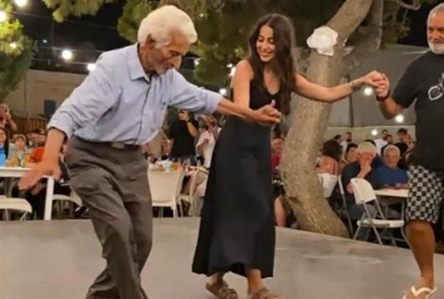 Ο 92χρονος με την εγγονή του