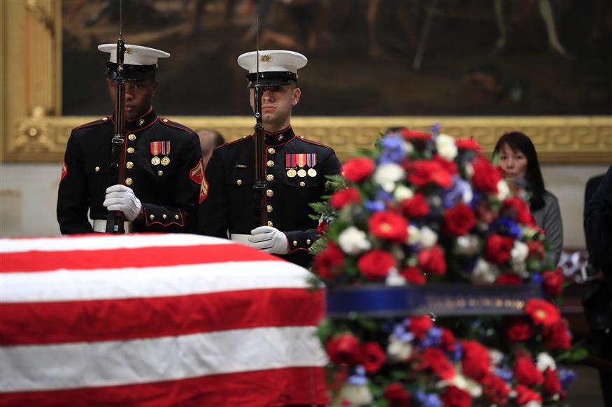 Το φέρετρο με τον Τζορτζ Μπους τυλιγμένο με την αμερικανική σημαία (AP Photo/Manuel Balce Ceneta)