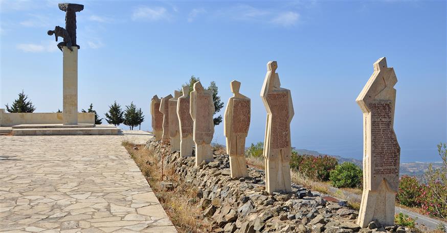 Το μνημείο της σφαγής του Βιάννου στο χωριό Αμιράς/ copyright el.wikipedia.org
