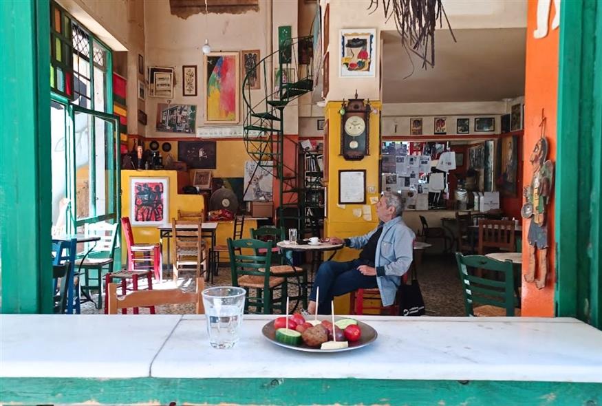Καθημερινός θαμώνες της Μουριάς και ο Ανδρέας Στάικος, συγγραφέας και θεατράνθρωπος | © Χριστίνα Τσαμουρά Καθημερινός θαμώνες της Μουριάς και ο Ανδρέας Στάικος, συγγραφέας και θεατράνθρωπος | © Χριστίνα Τσαμουρά
