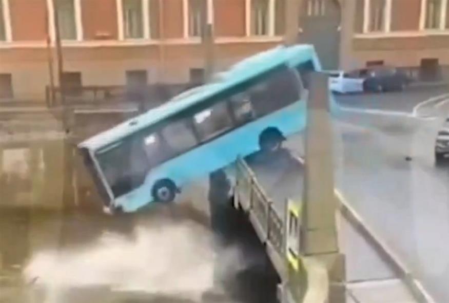Πτώση λεωφορείου σε ποταμό στην Αγία Πετρούπολη (Χ)