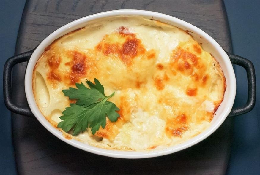 Φτιάξτε με τυρί-κρέμα επικάλυψη για ογκρατέν πατάτας ή λαχανικών | Εικόνα: Unsplash