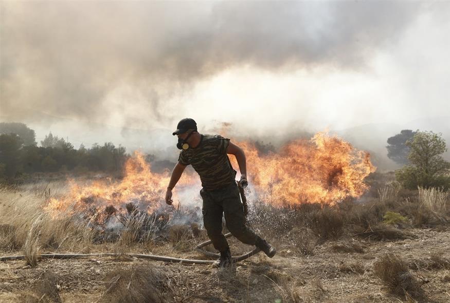 Μάχη με τις φλόγες για δεύτερη μέρα στην Πάρνηθα (ΣΩΤΗΡΗΣ ΔΗΜΗΤΡΟΠΟΥΛΟΣ / EUROKINISSI)