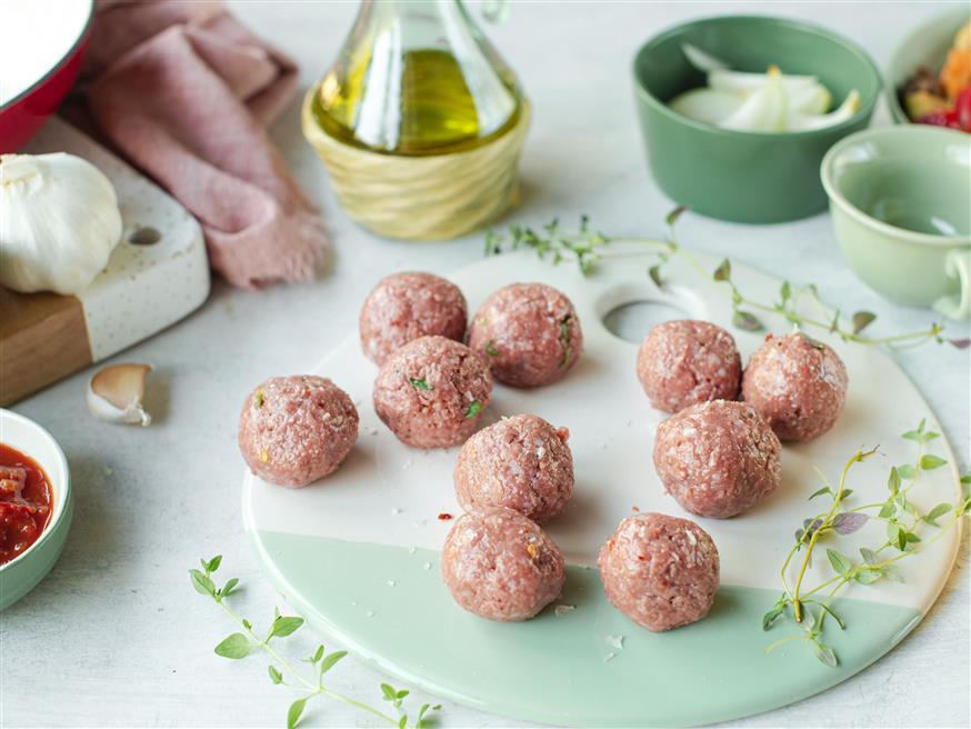 Τα κεφτεδάκια θέλουν καλό αλεύρωμα και καυτό ελαιόλαδο | © Unsplash