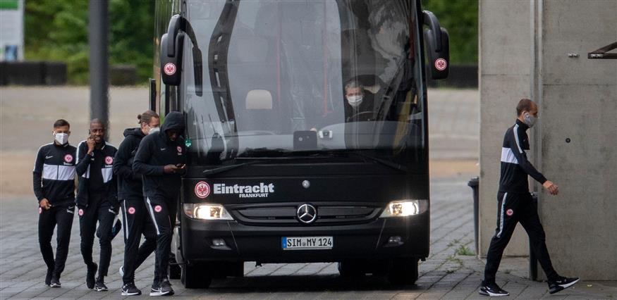 Οι ποδοσφαιριστές της Άιντραχτ Φρανκφούρτης πηγαίνουν για προπόνηση (AP Photo/Michael Probst)