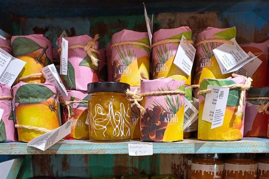 Οι «Επτά Κυρίες» κλείνουν όλη τη γλύκα και τα αρώματα του Κάμπου σε βαζάκια | © Χριστίνα Τσαμουρά
