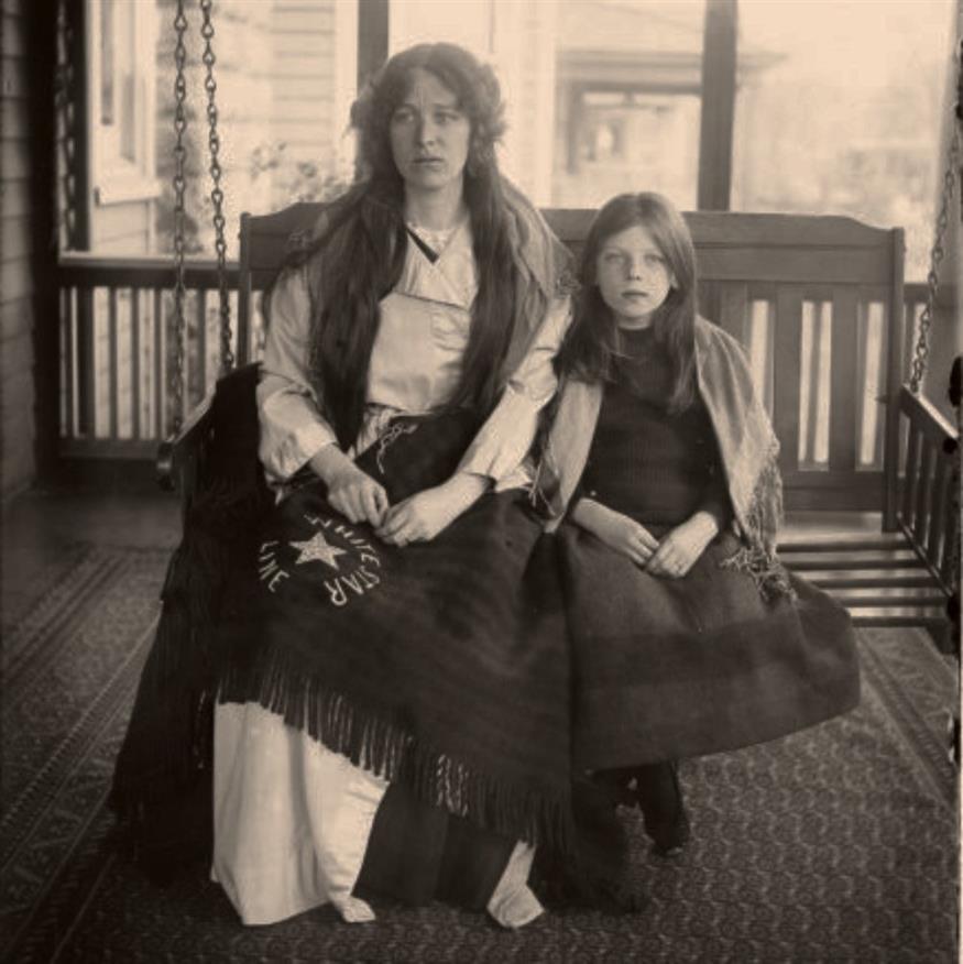 Η Σάρλοτ Κόλιερ και η κόρη της Μάρτζορι.