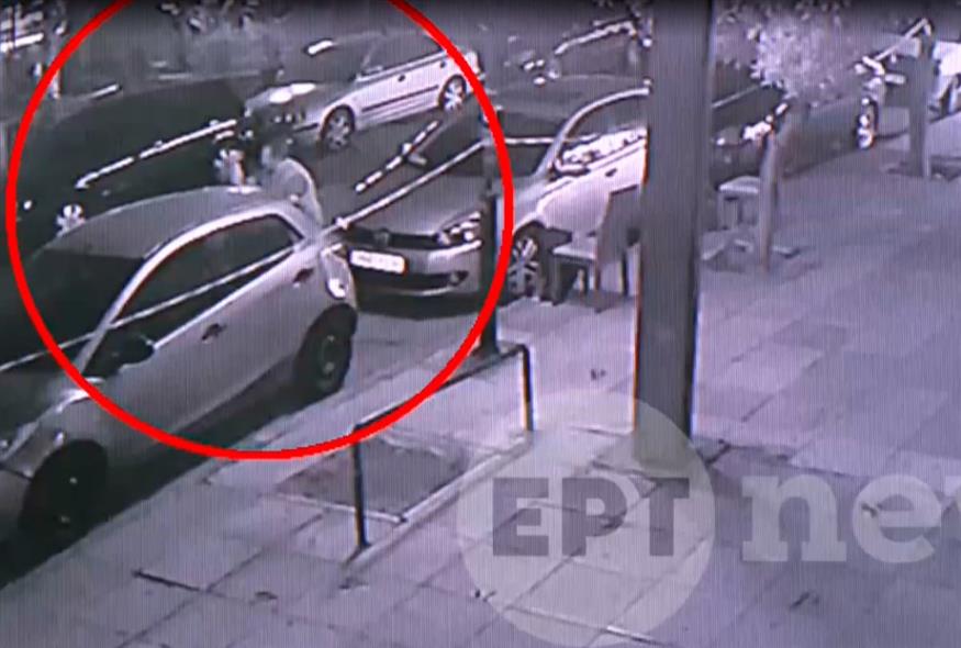 Ο 50χρονος την ώρα που προκαλεί φθορά σε αυτοκίνητο