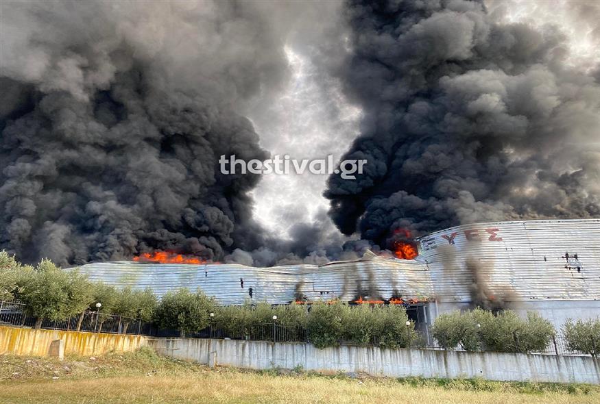 Θεσσαλονίκη: Μεγάλη φωτιά σε επιχείρηση με ηλεκτρικές συσκευές στο Δερβένι