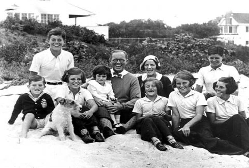 Τα χαμόγελα της οικογένειας Κένεντι ήταν μόνο για τις φωτογραφίες... /copyright Προεδρική Βιβλιοθήκη John F. Kennedy - Public Domain