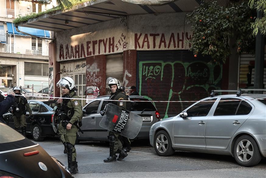 Στιγμιότυπο από την αστυνομική επιχείρηση στο Κουκάκι (Copyright: Eurokinissi/Στέλιος Μισίνας)