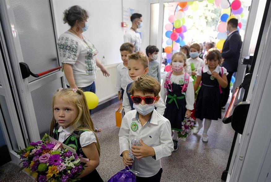 Μέτρα προστασίας κατά του κορονοϊού σε σχολείο στη Ρουμανία (φωτογραφία αρχείου / Associated Press)