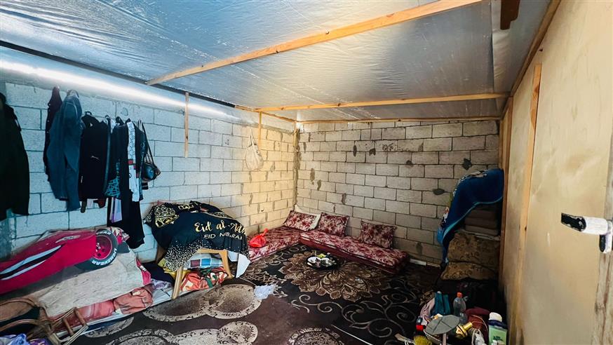 Η σκηνή όπου ζει ο Αμπντουλάχ με την οικογένειά του (τη φωτογραφία παραχώρησε ο ίδιος στο ethnos.gr)