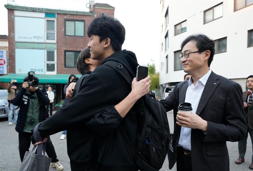 Ένας μαθητής στη Σεούλ αγκαλιάζει τη μητέρα του πριν εισέλθει στο Λύκειό του για τις εξετάσεις (Ahn Young-joon/AP)