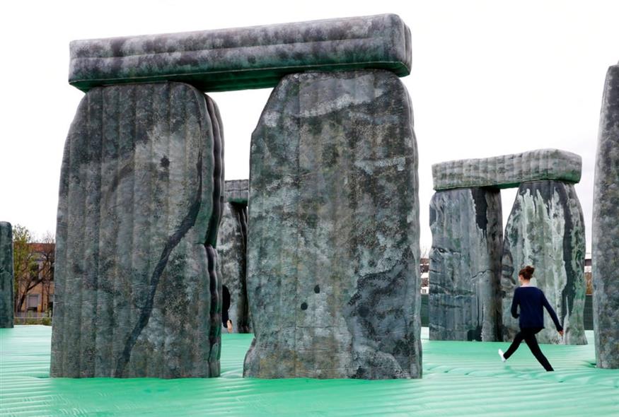 Stonehenge/AP