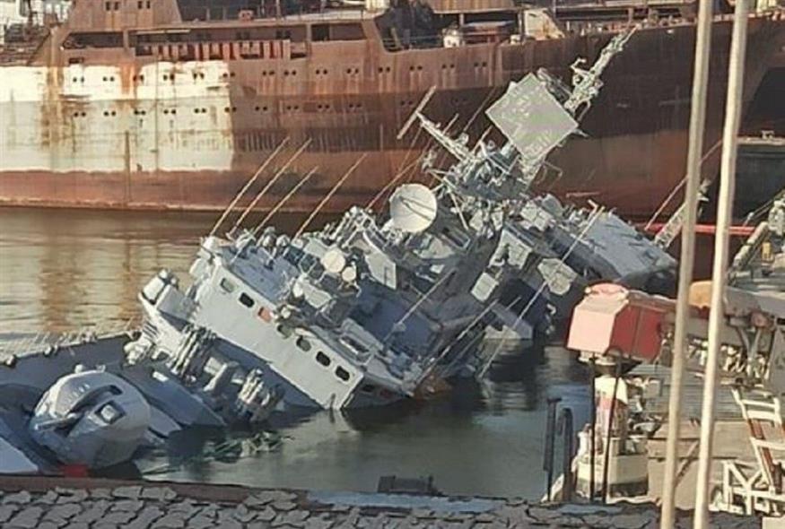 Η φρεγάτα Hetman Sahaidachny βυθισμένη στο λιμάνι του Μικολάιβ (twitter)