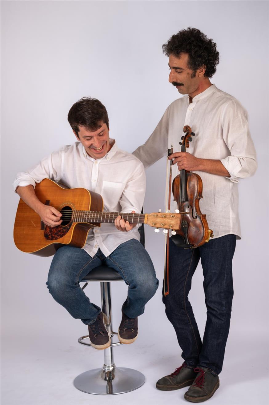 Ο Γιάννης Διονυσίου μαζί με τον Γιάννη Παπαγεωργίου με αφορμή τον νέο τους δίσκο «Λακούβες»