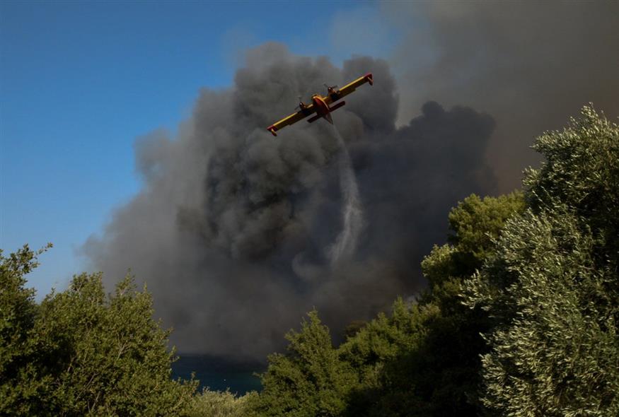 Πυροσβεστικό αεροσκάφος κάνει ρίψη νερού / EUROKINISSI