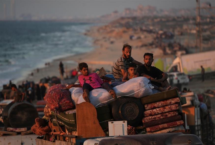 Παλαιστίνιοι εγκαταλείπουν τον τόπο τους (AP Photo/Abdel Kareem Hana)