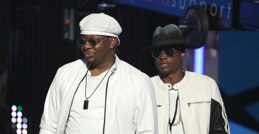 Αριστ. Bobby Brown και δεξ. Bobby Brown Jr. στα BET Awards 2016 (AP photo)