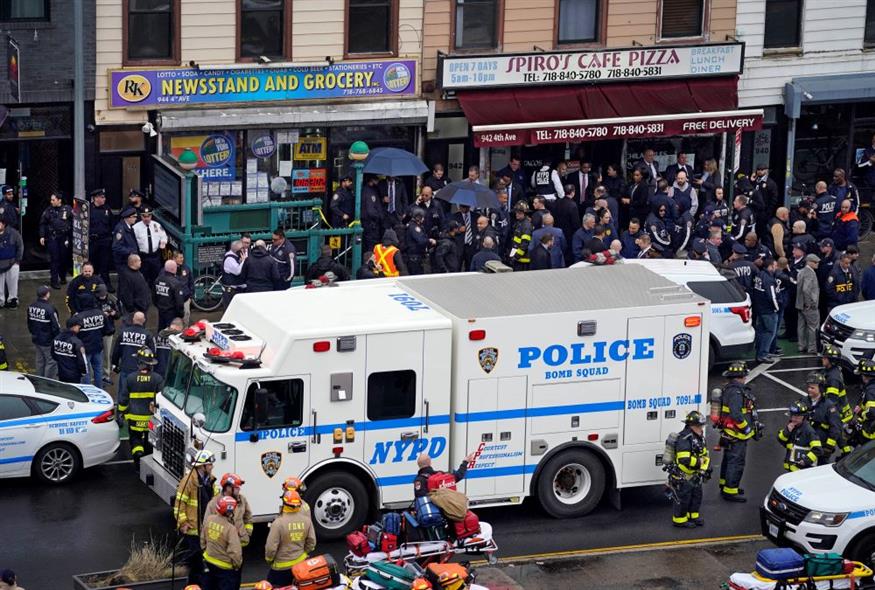 Επίθεση σε μετρό του Μπρούκλιν (AP Photo/John Minchillo)