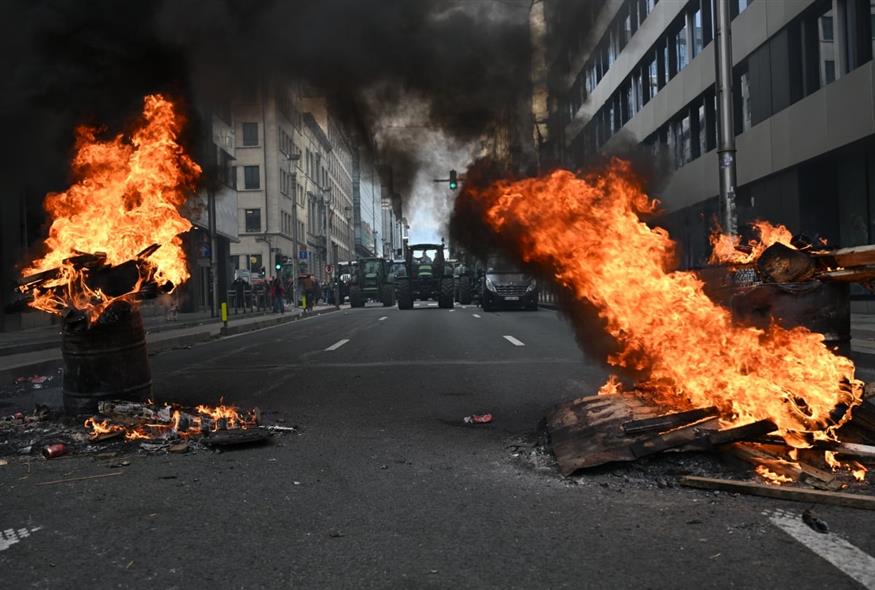 Πεδίο μάχης οι Βρυξέλλες και άγρια καταστολή για τους αγρότες (INTIME) Πεδίο μάχης οι Βρυξέλλες και άγρια καταστολή για τους αγρότες (INTIME)