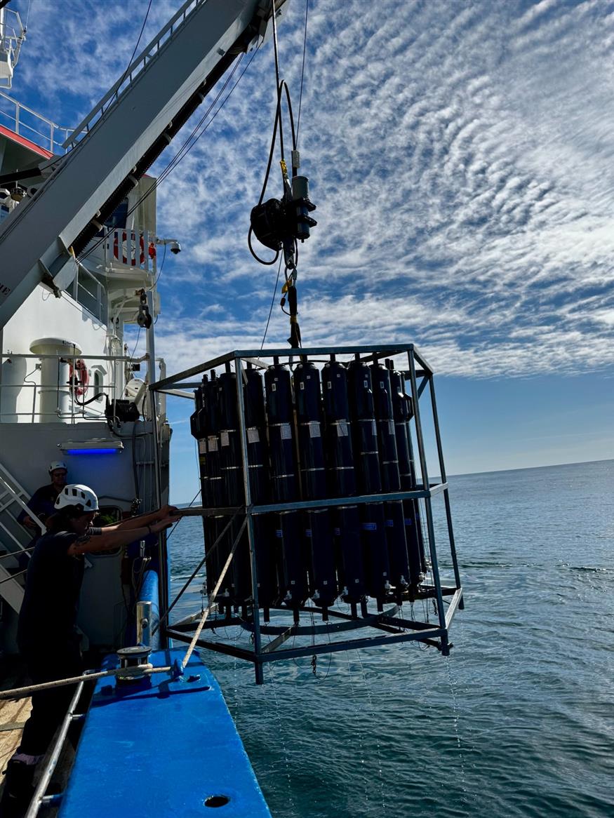Δειγματοληψία με το όργανο CTD εξοπλισμένο με φιάλες Niskin σε προκαθορισμένα βάθη και συλλογή δειγμάτων νερού για περεταίρω αναλύσεις. © Μαρία Παπαδάτου Δειγματοληψία με το όργανο CTD εξοπλισμένο με φιάλες Niskin σε προκαθορισμένα βάθη και συλλογή δειγμάτων νερού για περεταίρω αναλύσεις. © Μαρία Παπαδάτου