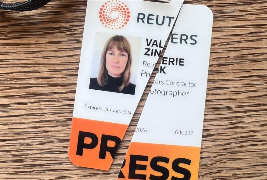 Φωτορεπόρτερ του Reuters σκίζει την ταυτότητά της (Χ)