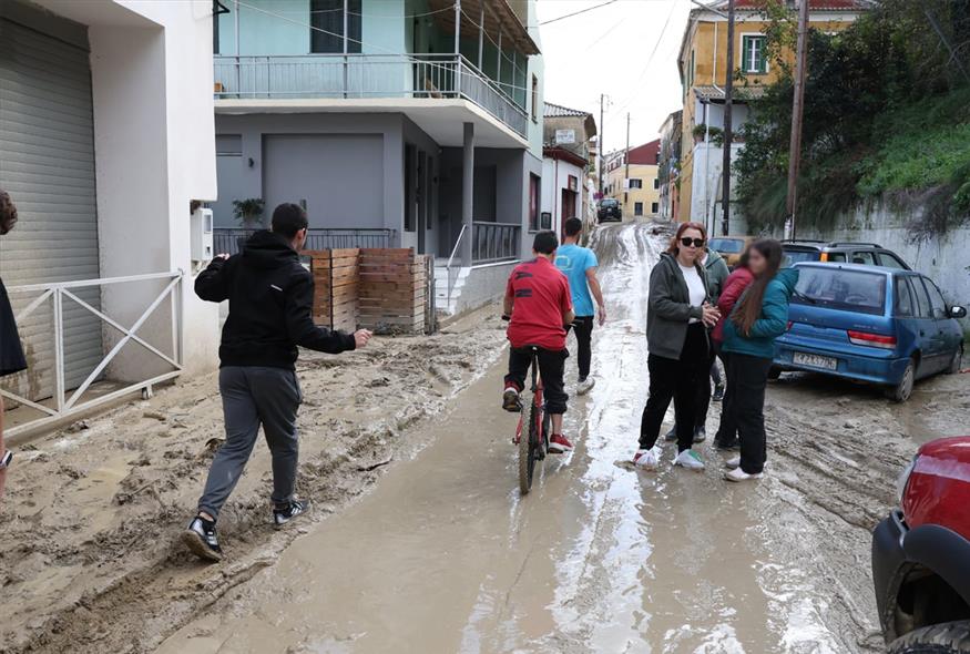 Η κακοκαιρία σαρώνει τη Δυτική Ελλάδα: Κατολισθήσεις και καταστροφές στην Κέρκυρα