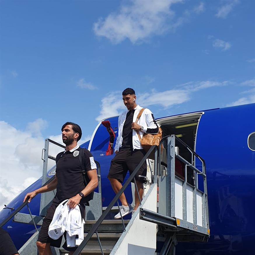 Χοσέ Κρέσπο και Δημήτρης Λημνιός αποβιβάζονται από το αεροπλάνο που μετέφερε την αποστολή του ΠΑΟΚ στο Αμστερνταμ (ΠΑΕ ΠΑΟΚ)