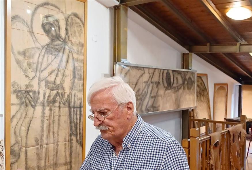 Ο κ. Καλλίας, ξεναγός και στην Πινακοθήκη με τα ανθίβολα του Σπύρου Παπαλουκά | © Χριστίνα Τσαμουρά Ο κ. Καλλίας, ξεναγός και στην Πινακοθήκη με τα ανθίβολα του Σπύρου Παπαλουκά | © Χριστίνα Τσαμουρά
