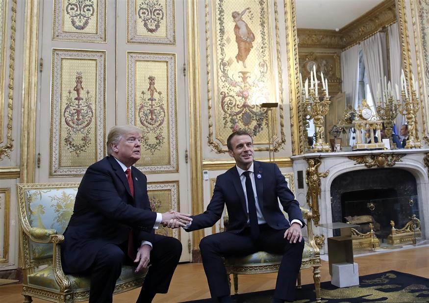 Από την σημερινή συνάντηση του Εμανουέλ Μακρό με τον Ντόναλντ Τραμπ στο Παρίσι (AP)