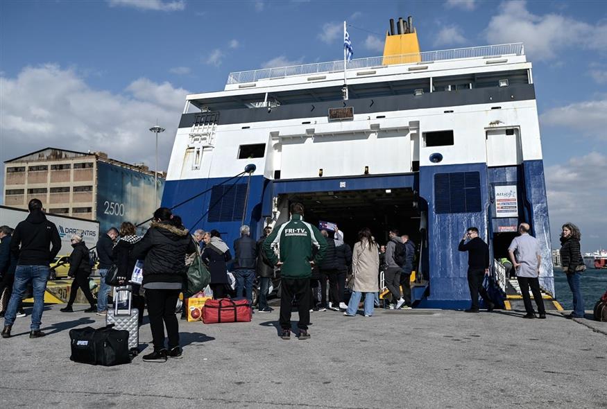 Επιβάτες πλοίου στο Λιμάνι του Πειραιά (EUROKINISSI)