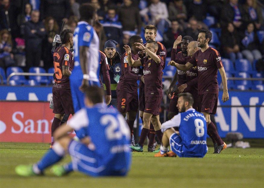Οι παίκτες της Μπάρτσα πανηγυρίζουν - οι αντίπαλοί τους είναι απαρηγόρητοι (AP Photo/Lalo R. Villar)