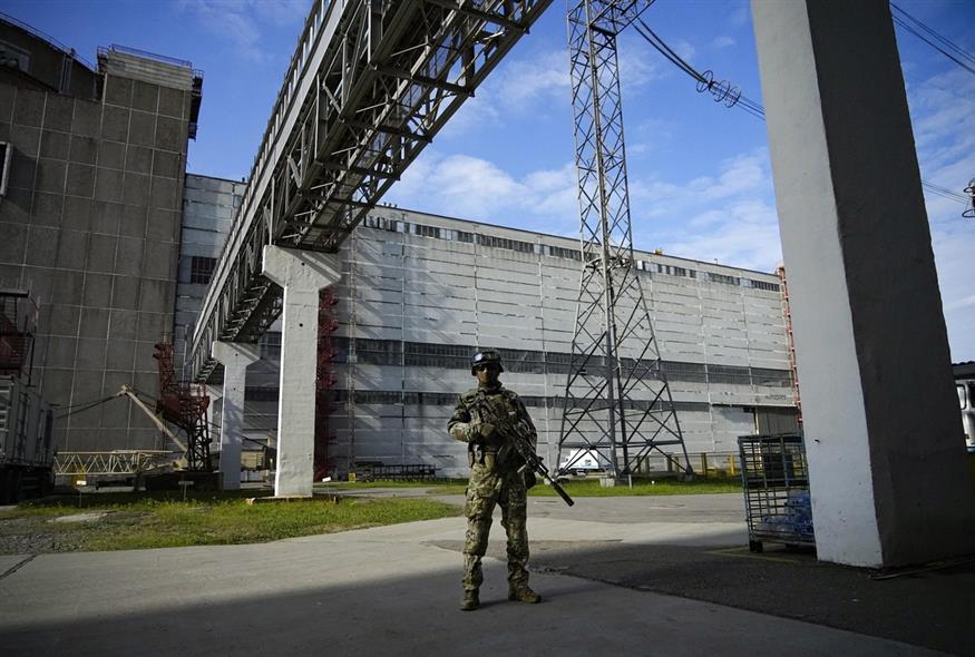 Ρώσοι στρατιώτες στον πυρηνικό σταθμό της Ζαπορίζια (AP Photo)