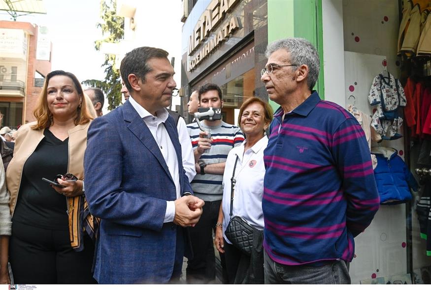 Ο πρόεδρος του ΣΥΡΙΖΑ συνομίλησε με πολίτες στο Χαλάνδρι (ΒΛΑΣΣΟΠΟΥΛΟΥ ΙΣΜΗΝΗ/EUROKINISSI)