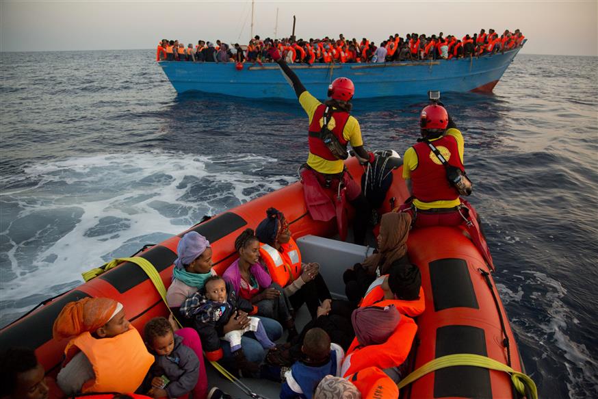 Στιγμιότυπο από επιχείρηση διάσωσης προσφύγων (AP Photo/Emilio Morenatti)