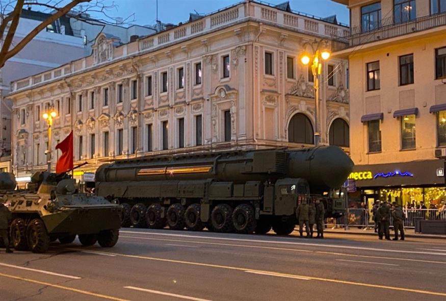 Τα πυρηνικά παρέλασαν στην Κόκκινη Πλατεία της Μόσχας (twitter/DiMagnaySky)