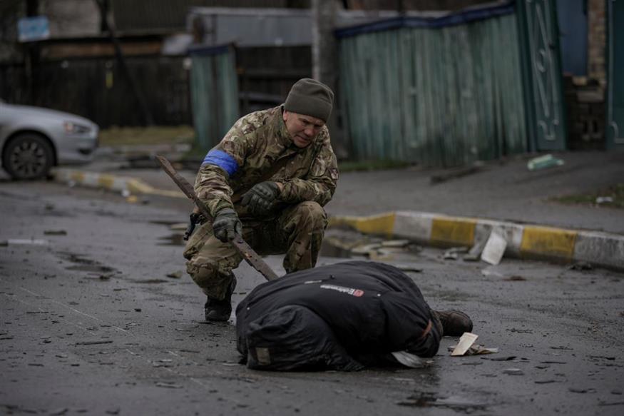 Σοκαριστικές εικόνες με πτώματα στους δρόμους της Μπούχα / AP Photo / Vadim Ghirda