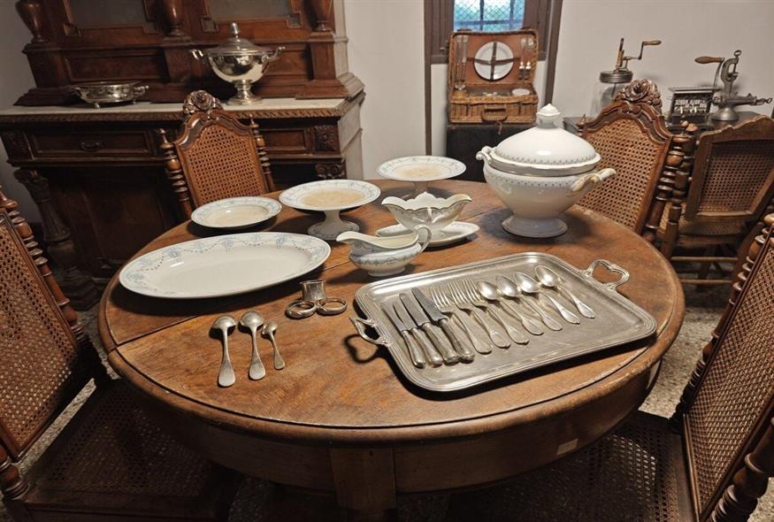 Ασημένια σερβίτσια, ηλεκτρική φρυγανιέρα και ραδιόφωνο έχουν δεσπόζουσα θέση / φωτό Κώστας Ασημακόπουλος