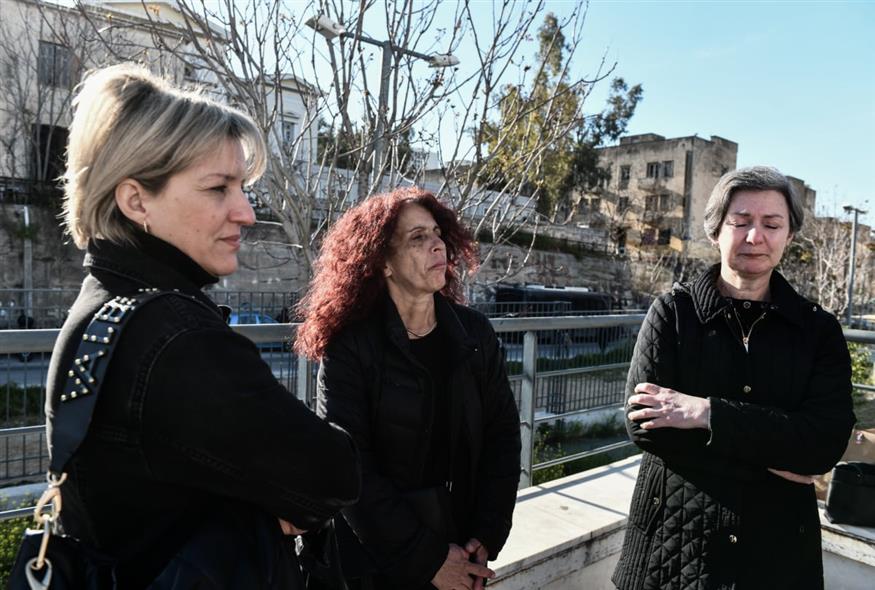 Στα αριστερά η μητέρα της Γαρυφαλλιάς (ΤΑΤΙΑΝΑ ΜΠΟΛΑΡΗ/EUROKINISSI)