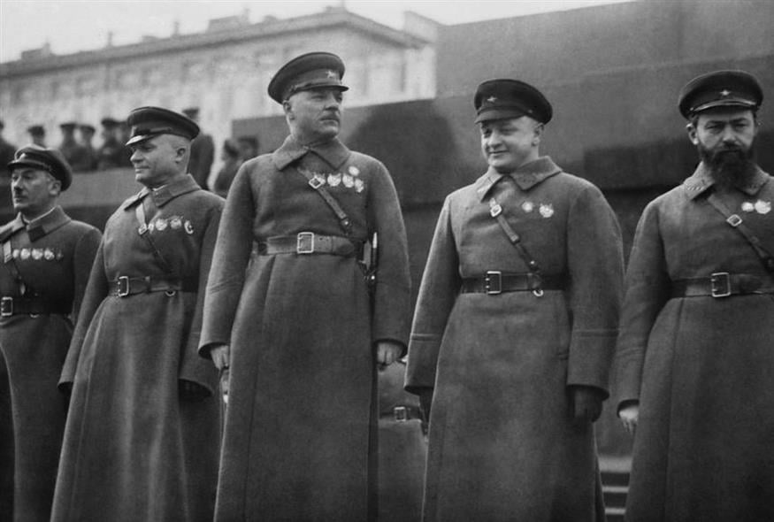 Στρατηγοί στο απόσπασμα... Ο Τουχατσέφσκι δεύτερος από δεξιά