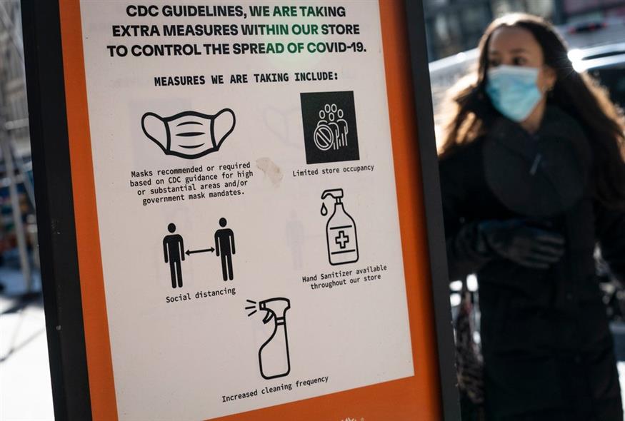 Πινακίδα με οδηγίες για την προστασία από τον Κορονοϊό / AP Photo/John Minchillo