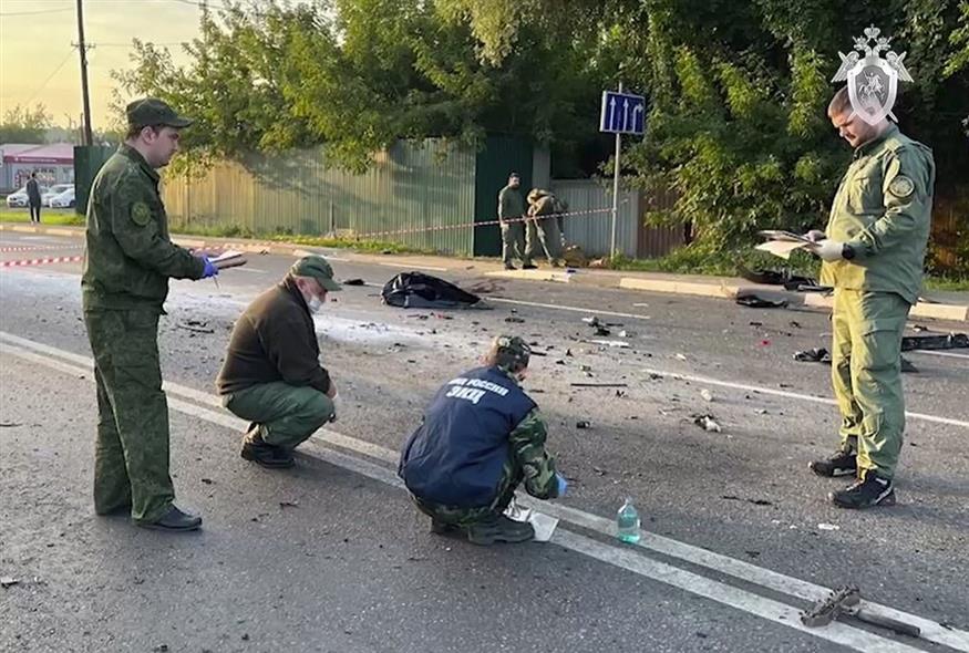 Ερευνητές στο σημείο έκρηξης του αυτοκινήτου της Ντάρια Ντούγκινα (Associated Press)