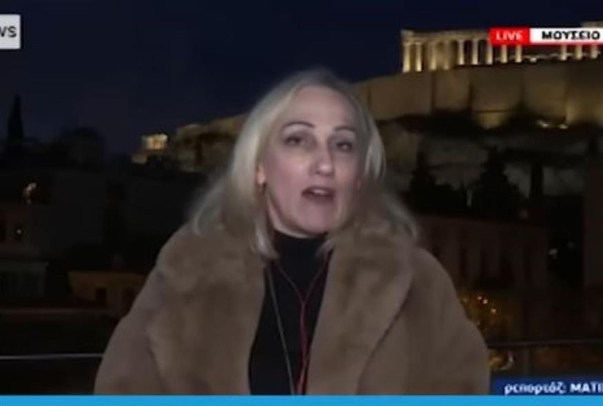 Η Ματίνα Καλτάκη την ώρα που μετέδιδε το ρεπορτάζ της στην ΕΡΤ (Video Capture)