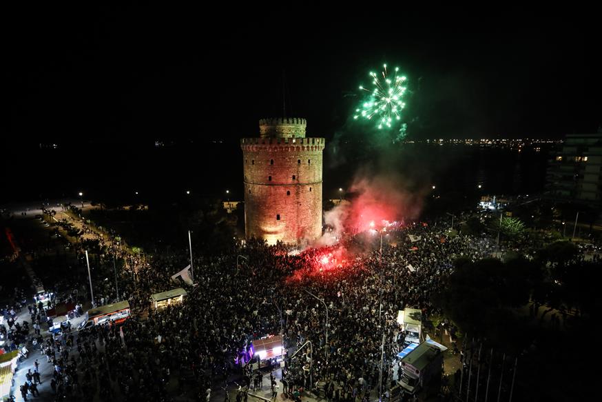 Η νύχτα έγινε μέρα στη Θεσσαλονίκη από τους οπαδούς του ΠΑΟΚ