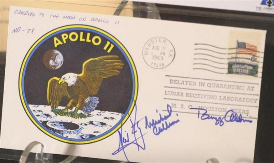 Ένα από τα αντικείμενα που δημοπρατήθηκαν: μια κάρτα - to the moon and back